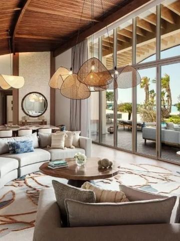 Geräumiger Wohnbereich mit moderner Einrichtung und Panoramafenstern