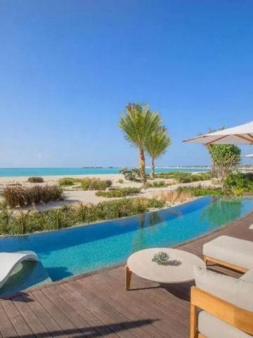 Privates Sonnendeck mit Infinity-Pool und direktem Strandzugang