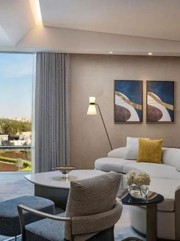 Helles Zimmer mit gemütlicher Sitzecke und Kunstwerken an der Wand