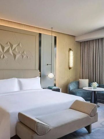 Luxuriöses Schlafzimmer mit Kingsize-Bett und raffinierten Designelementen