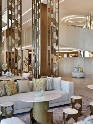 Großzügige Lobby mit kunstvollem Dekor und eleganten Sitzbereichen