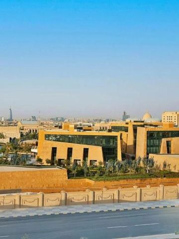 Ansicht der Fassade vom St. Regis Riyadh bei Tageslicht