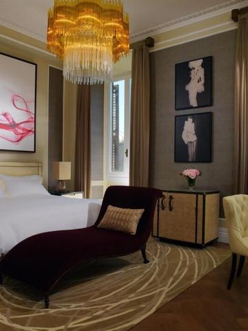 Elegantes Hotelzimmer mit kunstvollem Dekor und moderner Beleuchtung