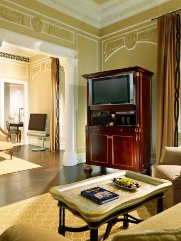 Geräumige Suite mit klassischem Interieur und elegantem Mobiliar