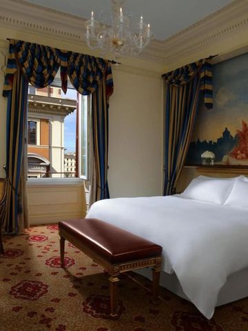 Zimmer mit edlem Mobiliar und klassischer Fensterdekoration