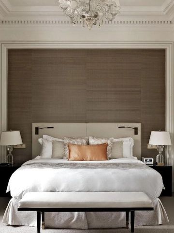 Hotelzimmer mit großem Bett und stilvoller Beleuchtung auf jedem Nachttisch.