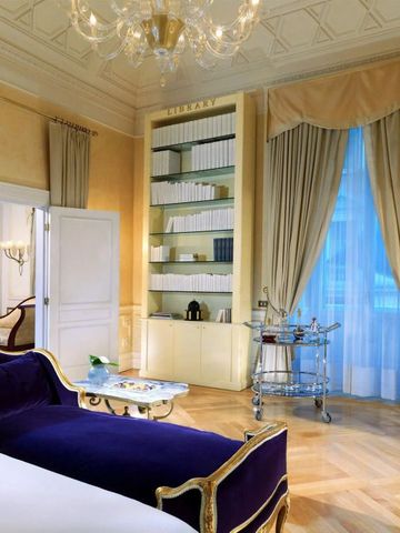 Geräumiges Zimmer mit antikem Dekor, Bücherregalen und opulenten Möbeln.