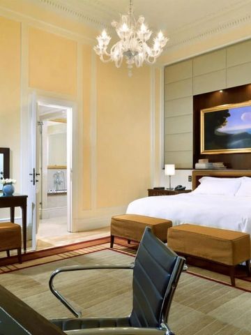 Luxuriöses Hotelzimmer mit elegantem Kronleuchter und großem Bett