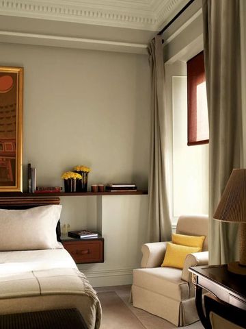 Gemütliches Schlafzimmer mit Sessel und dekorativen Elementen