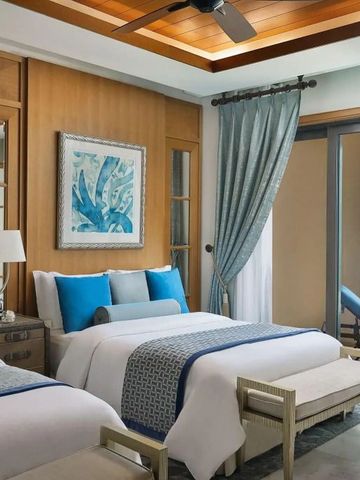 Doppelzimmer mit blauen Akzenten und Balkon mit Liegestuhl.