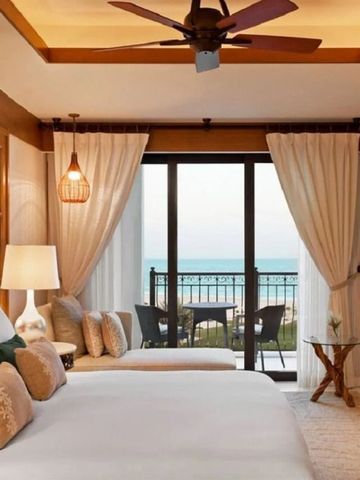 Luxuriöses Schlafzimmer mit Meerblick vom Balkon und eleganter Dekoration.