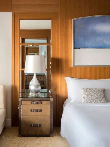 Elegant eingerichtetes Hotelzimmer mit Kunstwerk an der Wand und gemütlichem Sofa