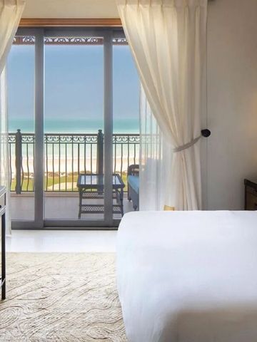 Luxuriöses Hotelzimmer mit Balkonblick auf den Strand und das Meer