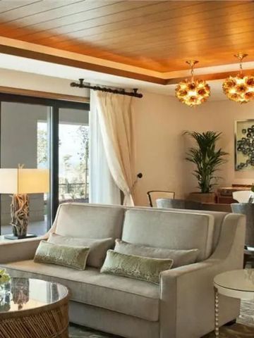 Elegantes Wohnzimmer in einer Hotelsuite mit stilvoller Beleuchtung und Dekor