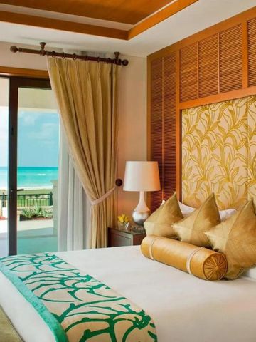 Lichtdurchflutetes Zimmer mit großem Bett und Meerblick von der Terrasse