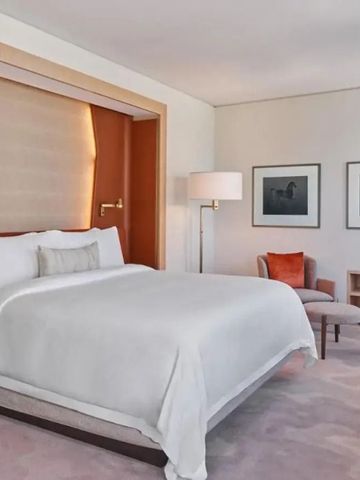 Elegantes Schlafzimmer mit Kingsize-Bett und Kunstwerken