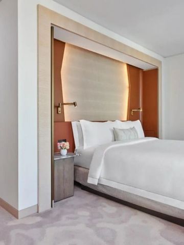 Moderner Schlafbereich mit Kingsize-Bett und dezenter Beleuchtung.