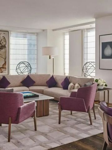 Luxe Wohnbereich mit großem Sofa, Sesseln und stilvoller Dekoration.