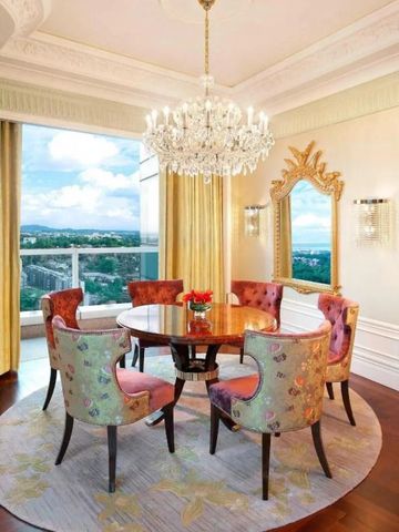 Raffinierter Essbereich mit großem Kronleuchter und Panoramablick auf die Stadt