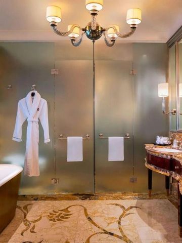 Stilvolles Bad mit freistehender Wanne und edlen Armaturen