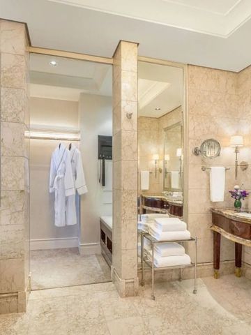 Prächtiges Marmorbadezimmer mit eleganter Dekoration und luxuriösen Annehmlichkeiten