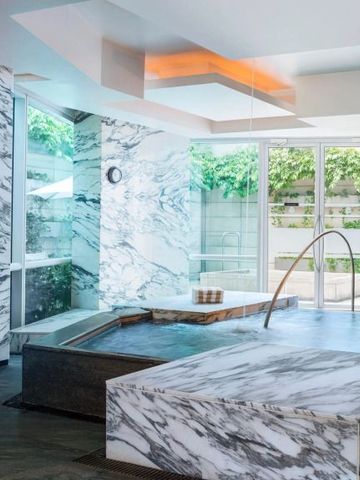 Luxuriöser Spa-Bereich mit Marmor und natürlichem Licht