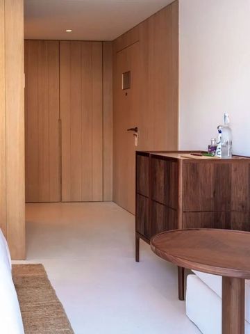 Modernes Zimmerdesign mit Holzelementen und zeitgenössischem Mobiliar