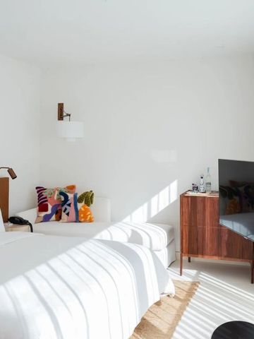 Lichtdurchflutetes Zimmer mit schlichtem Design und modernen Möbeln