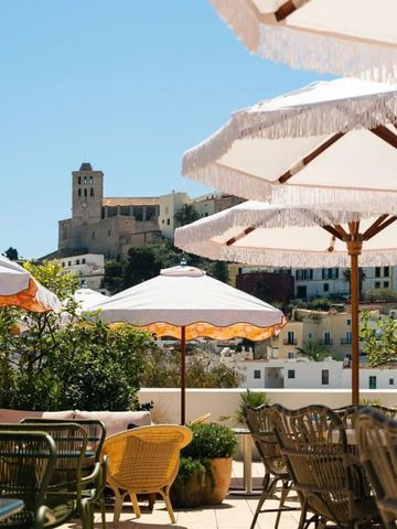Terrasse mit Sonnenschirmen und Blick auf historische Gebäude