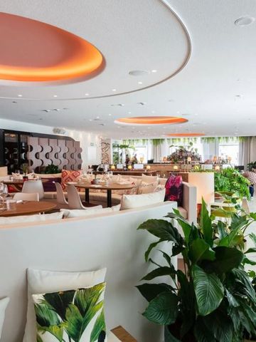 Modernes Restaurant mit stilvoller Dekoration und Pflanzen