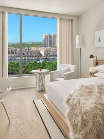 Helles Hotelzimmer mit großem Fenster Blick auf die Stadt und Hügel