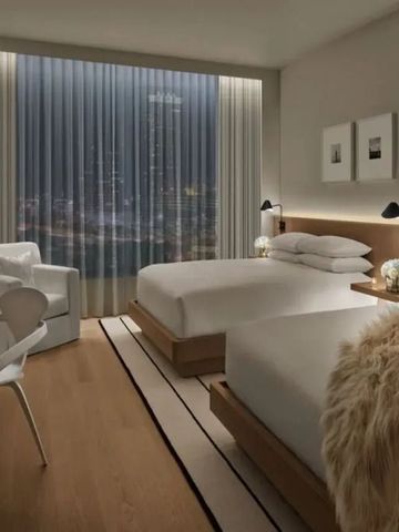 Gemütliches Hotelzimmer mit zwei Betten und Nachtbeleuchtung