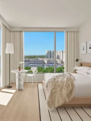 Helles Hotelzimmer mit großen Fenstern und Blick auf die Stadt