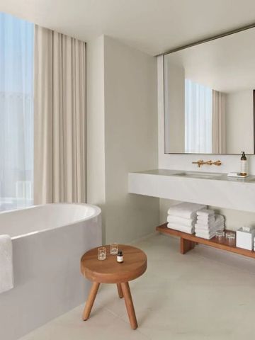 Modernes Badezimmer mit freistehender Badewanne und Doppelwaschbecken