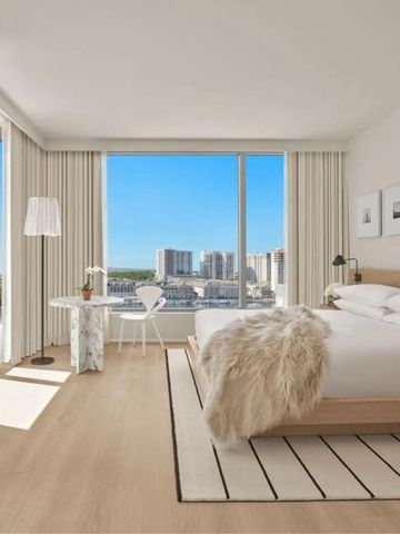 Hotelzimmer mit Panoramafenster, hellen Vorhängen und moderner Einrichtung