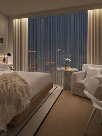 Hotelzimmer bei Nacht mit gedämpfter Beleuchtung und stilvollem Dekor