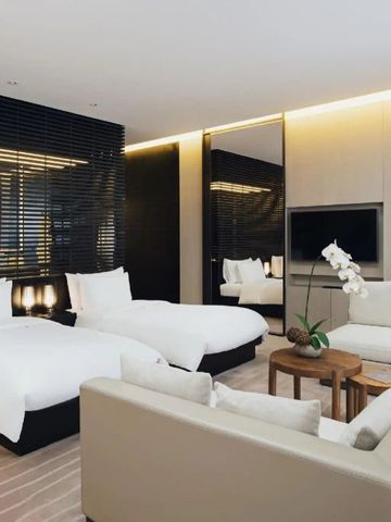 Modernes Hotelzimmer mit zwei Betten und stilvoller Einrichtung