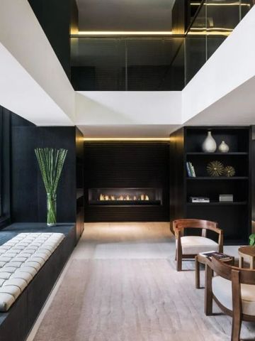 Eleganter Lounge-Bereich mit Kamin und moderner Inneneinrichtung