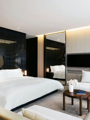 Luxuriöses Schlafzimmer mit großem Bett und stilvollen Möbeln