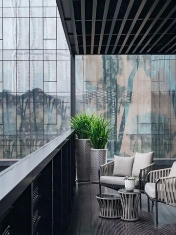 Stilvolle Terrasse mit Sitzgelegenheiten und Pflanzen