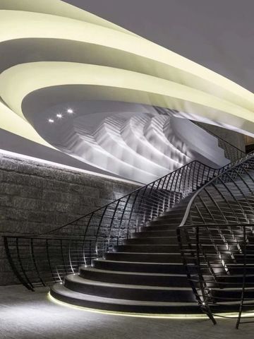 Architektonisch beeindruckende Treppe mit futuristischem Design
