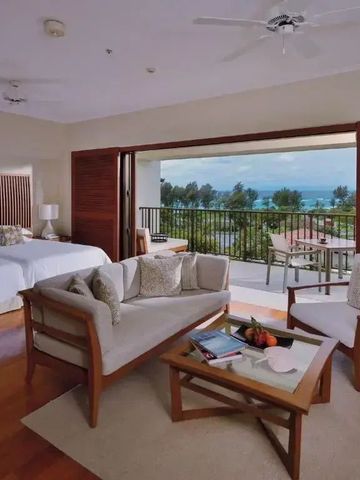 Großzügiges Zimmer mit Sitzecke und Balkon mit Meerblick