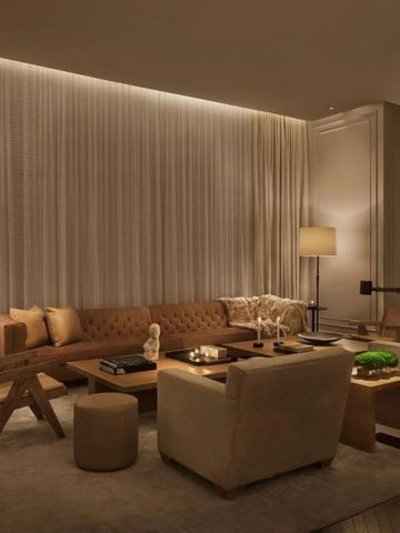 Elegantes Wohnzimmer mit bequemen Sofas und gedämpfter Beleuchtung.