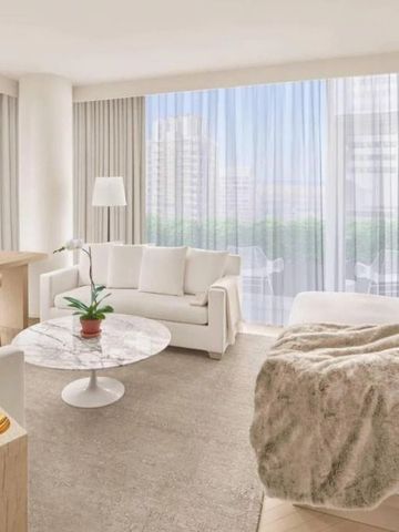 Helles Zimmer mit großen Fenstern und modernen weißen Möbeln