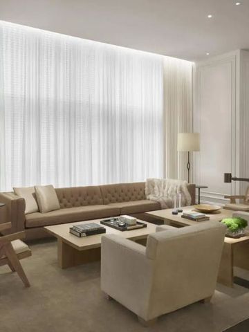 Luxuriöser Wohnbereich mit stilvollen Möbeln und dezenter Beleuchtung