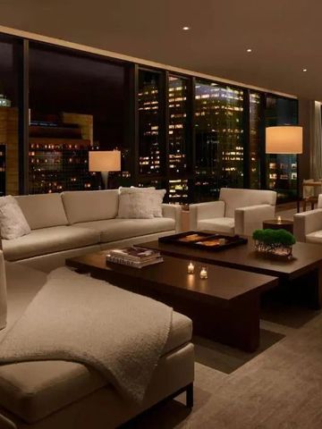 Luxuriöses Wohnzimmer in der Nacht mit atemberaubendem Stadtblick