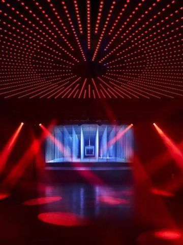 Dramatischer Veranstaltungsraum mit beeindruckenden Lichtinstallationen