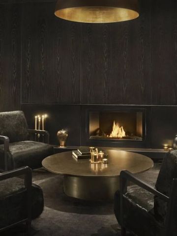 Elegantes Wohnzimmer mit Kamin und luxuriösen Möbeln in dunklen Tönen