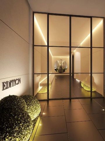 Modernes Hotelfoyer mit stilvollem Design und beleuchteter Dekoration