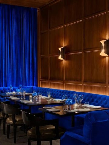 Luxuriöses Restaurant mit blauen Samtsitzbänken und edler Wandverkleidung